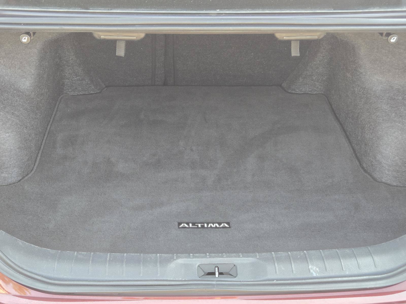 Used 2025 Nissan Altima 2.5 SV FWD image 12