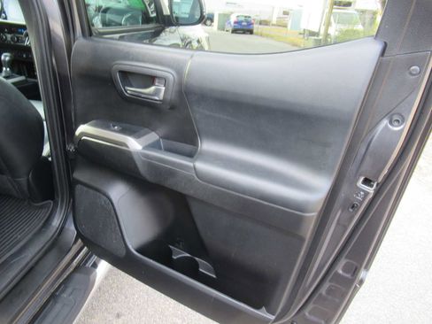 Used 2021 Toyota Tacoma Limited image 16