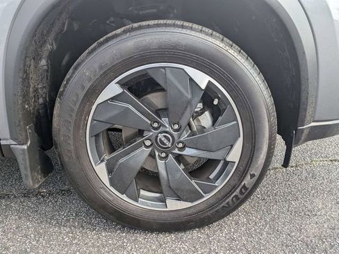 Used 2025 Nissan Rogue SV w/ SV Premium Package image 11