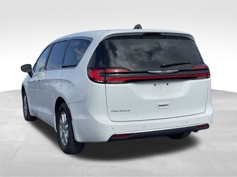 Used 2023 Chrysler Pacifica Touring-L image 5
