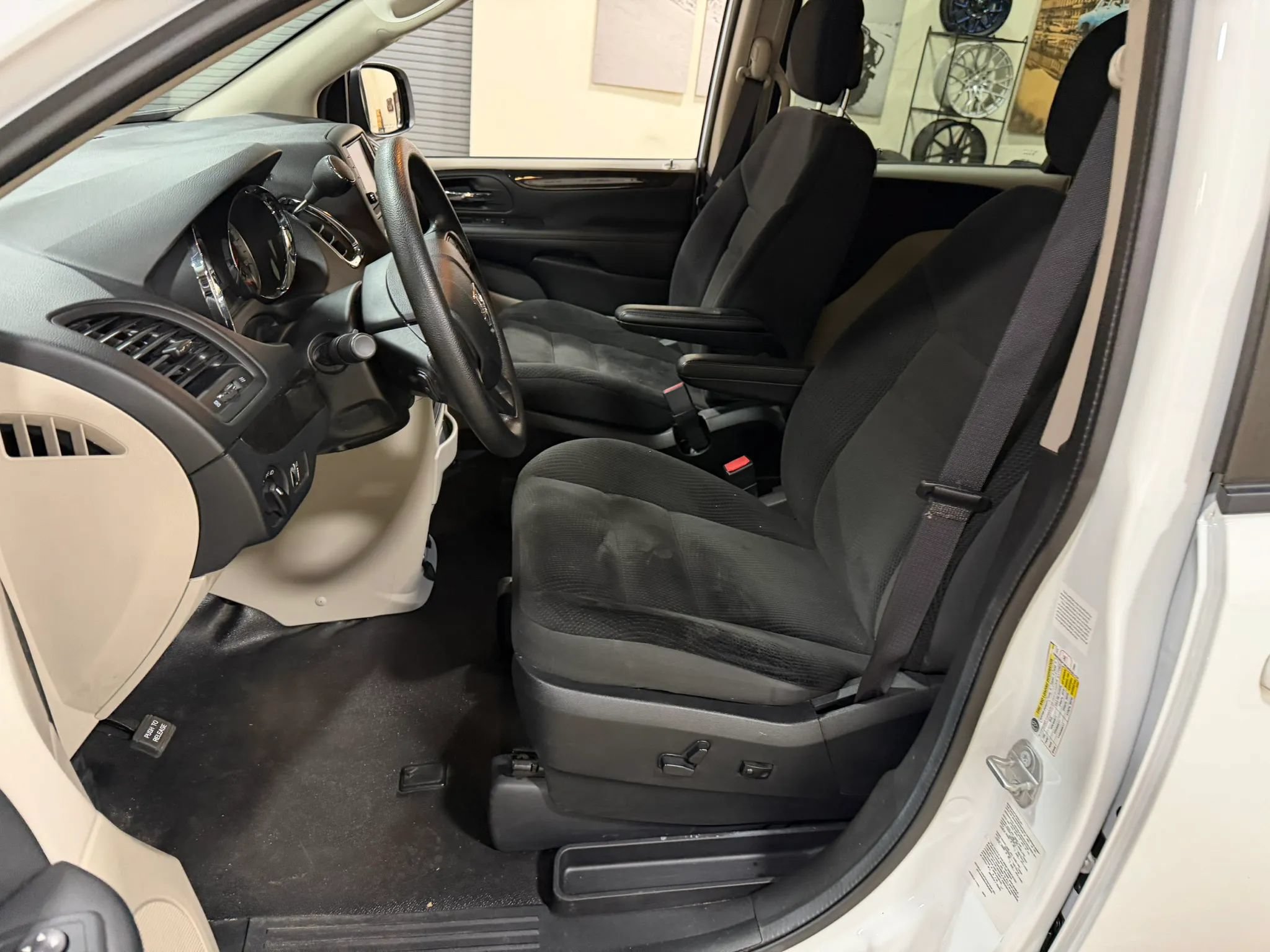 Used 2018 Dodge Grand Caravan SE FWD image 37