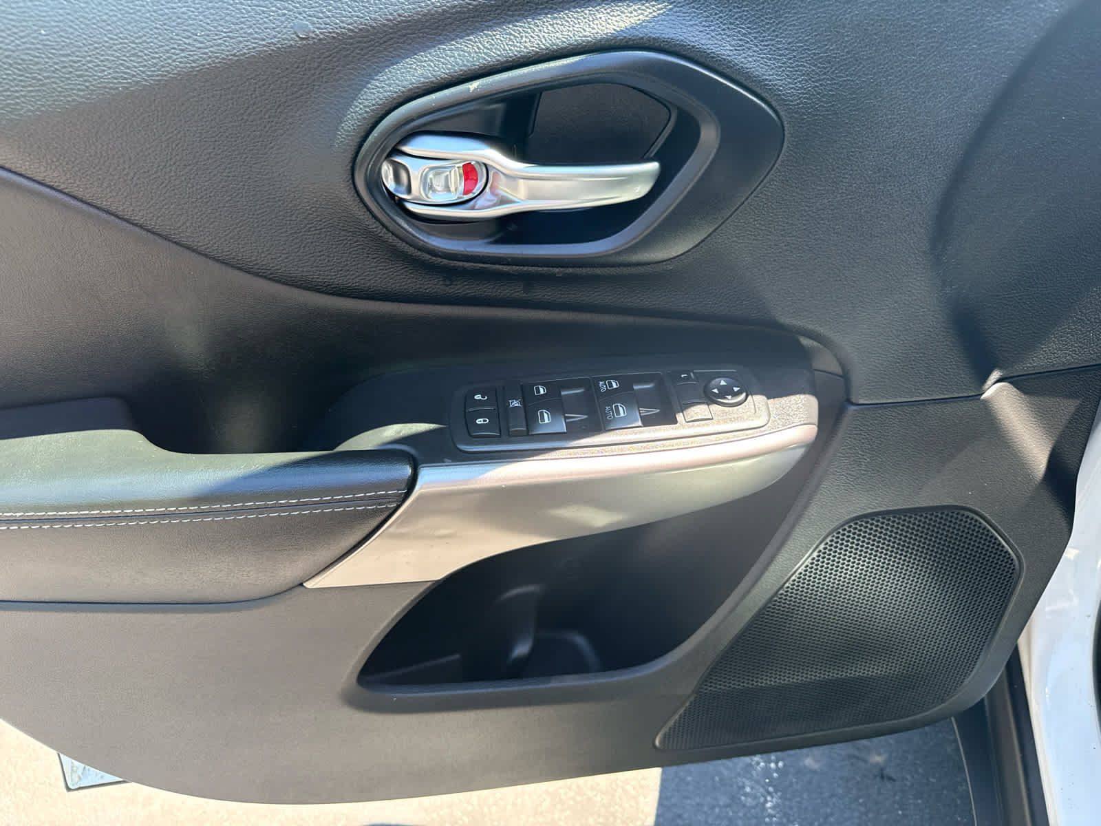 Used 2019 Jeep Cherokee Latitude Plus w/ Comfort/Convenience Group AWD/4WD image 10