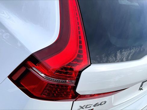 Used 2022 Volvo XC60 B5 Momentum image 27