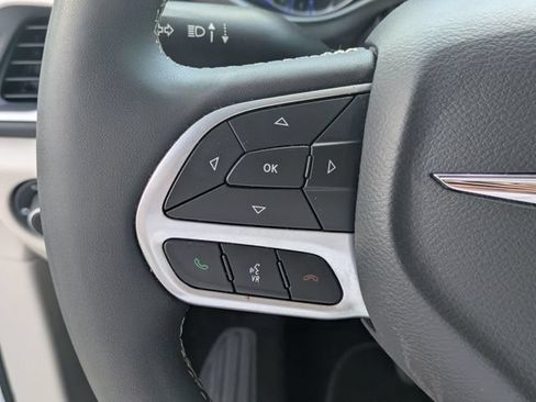 Used 2024 Chrysler Pacifica Touring-L FWD image 17