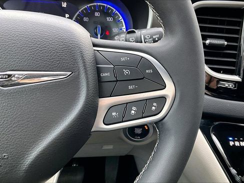 Certified 2024 Chrysler Pacifica Touring-L image 29