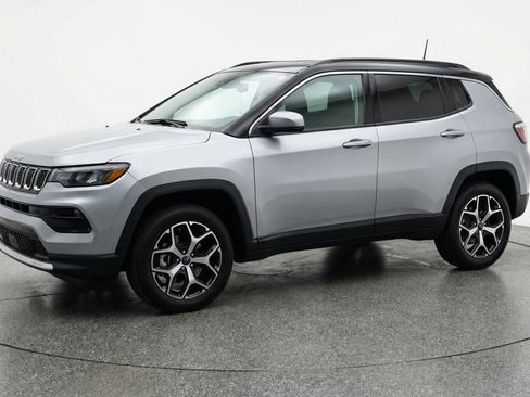 Used 2025 Jeep Compass Limited image 3