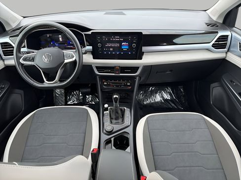 Used 2025 Volkswagen Taos SE AWD/4WD image 10