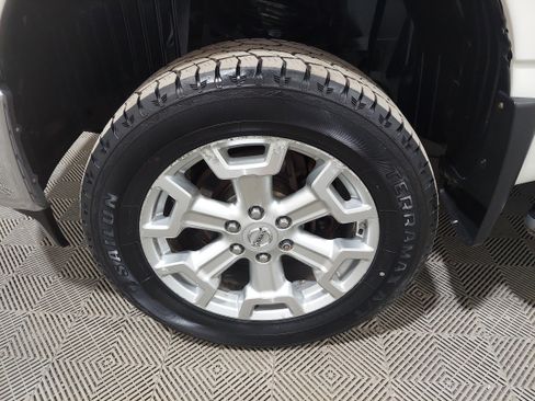 Used 2018 Nissan Titan SV image 6