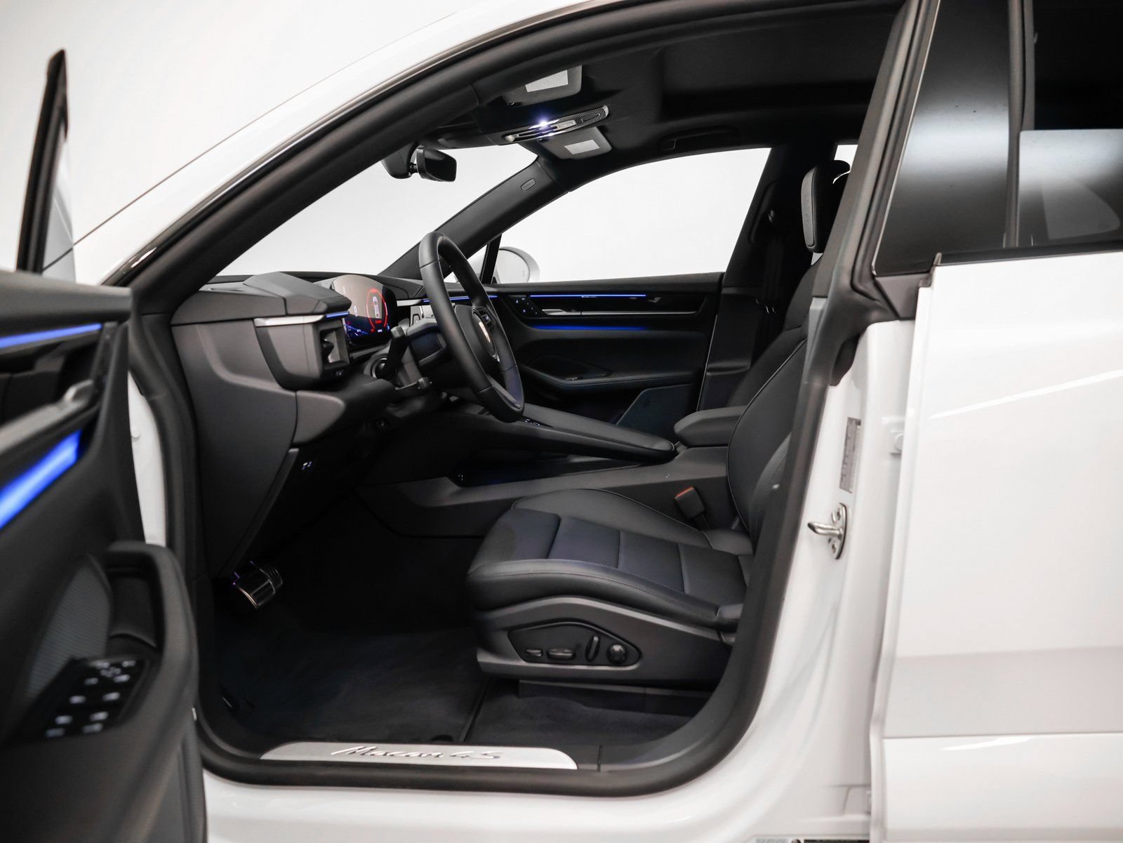 Certified 2025 Porsche Macan 4S Electric AWD/4WD image 32