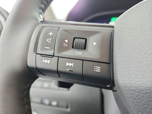 Used 2025 Nissan Rogue SL AWD/4WD image 24
