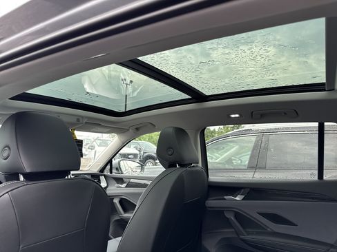 New 2025 Volkswagen Tiguan SE image 22