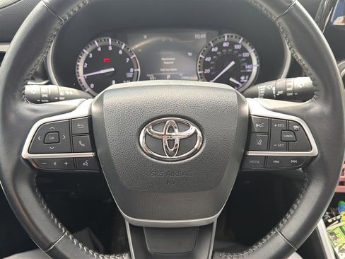 Used 2022 Toyota Highlander XLE AWD/4WD image 7