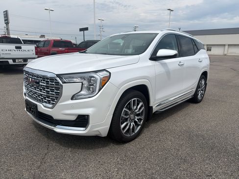 Used 2024 GMC Terrain Denali w/ Denali Premium Package AWD/4WD image 1