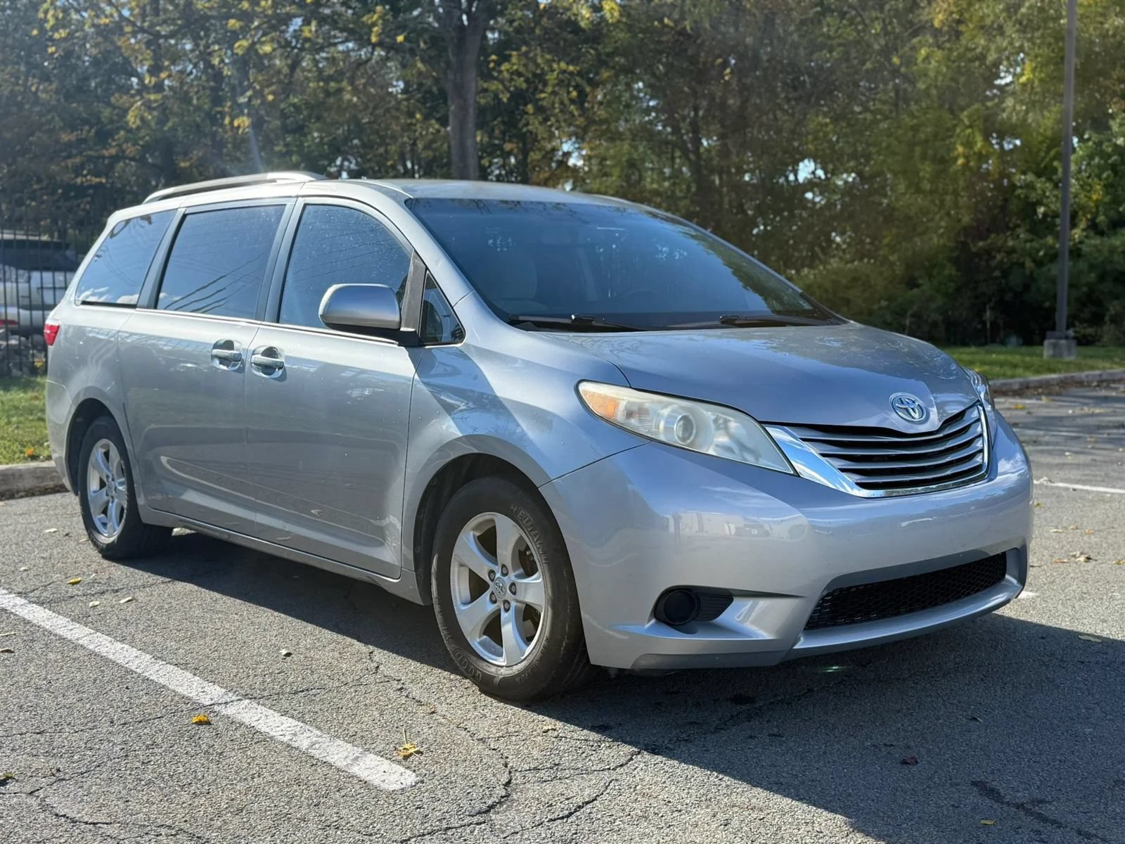 Used 2017 Toyota Sienna LE FWD image 3