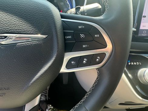 Used 2022 Chrysler Pacifica Touring-L image 18