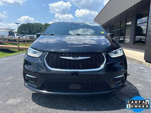 Used 2025 Chrysler Pacifica Select FWD image 3