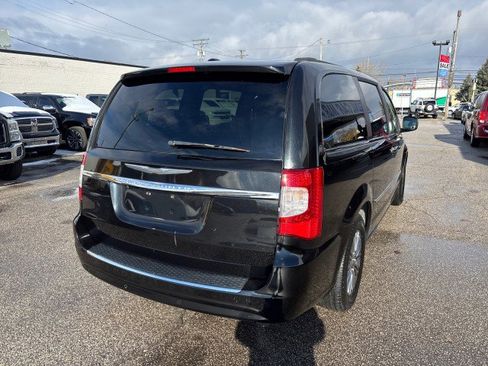 Used 2014 Chrysler Town & Country Touring-L w/ Driver Convenience Group image 5