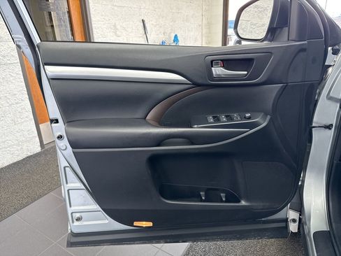 Used 2018 Toyota Highlander XLE image 38