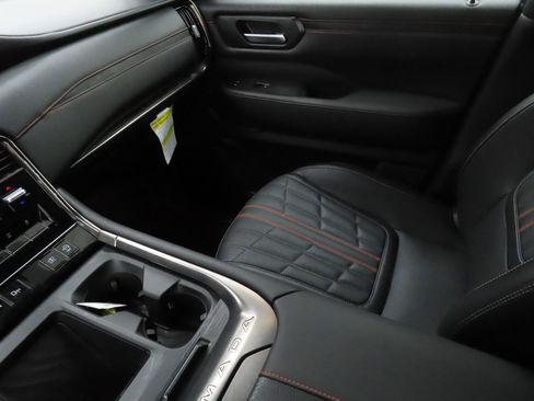 Used 2025 Nissan Armada PRO-4X image 19