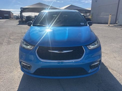 New 2026 Chrysler Pacifica Select image 2