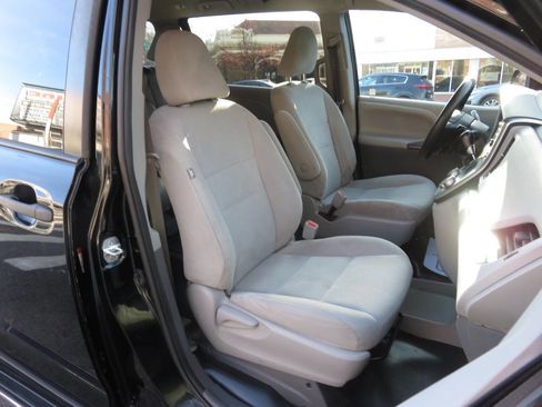 Used 2020 Toyota Sienna L image 11