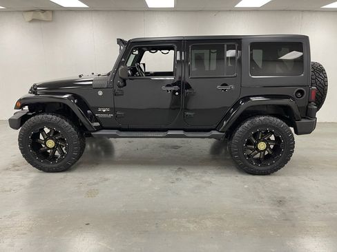 Used 2017 Jeep Wrangler Unlimited Sahara image 2