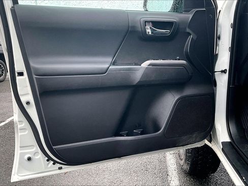 Used 2021 Toyota Tacoma TRD Off-Road image 21