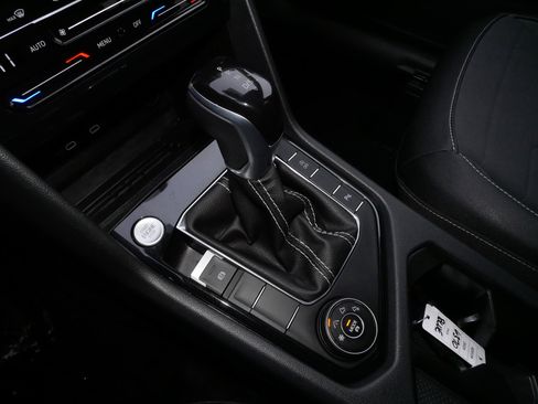 Certified 2025 Volkswagen Taos SE image 24