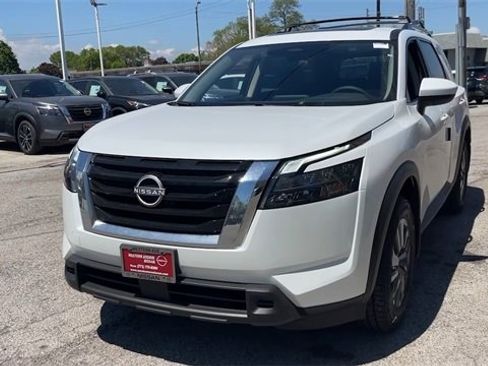 New 2025 Nissan Pathfinder SV w/ SV Premium Package image 30