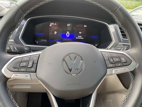 Used 2023 Volkswagen Tiguan SE AWD/4WD image 15