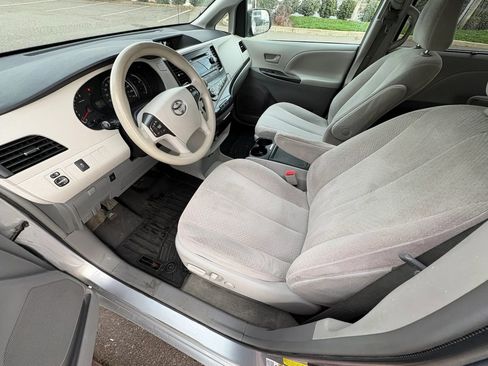 Used 2014 Toyota Sienna LE image 8