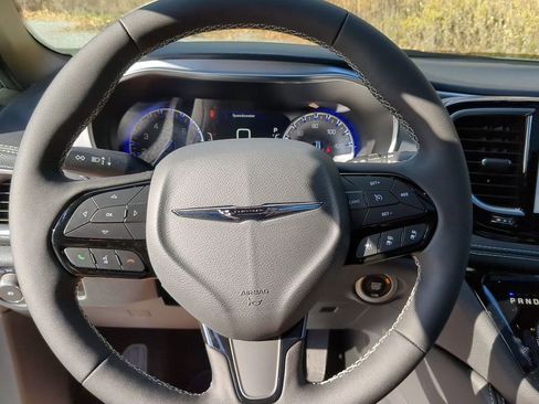 New 2026 Chrysler Pacifica Limited image 14