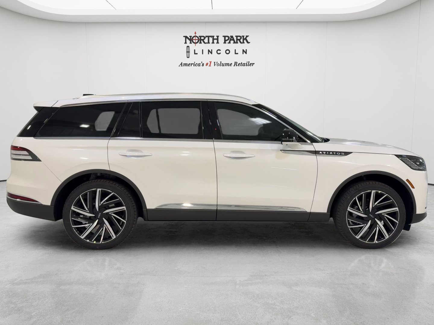 Used 2025 Lincoln Aviator Reserve w/ Equipment Group 201A AWD/4WD image 2