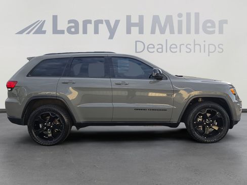 Used 2019 Jeep Grand Cherokee Laredo AWD/4WD image 6