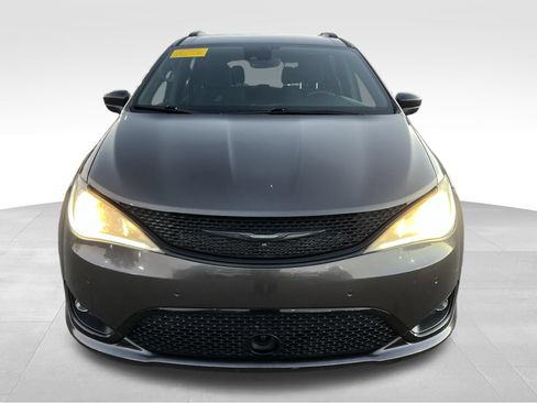 Used 2019 Chrysler Pacifica Touring Plus w/ Advanced Safetytec Group FWD image 2