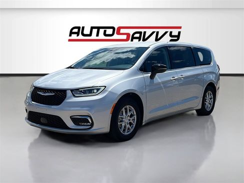 Used 2024 Chrysler Pacifica Touring-L image 3