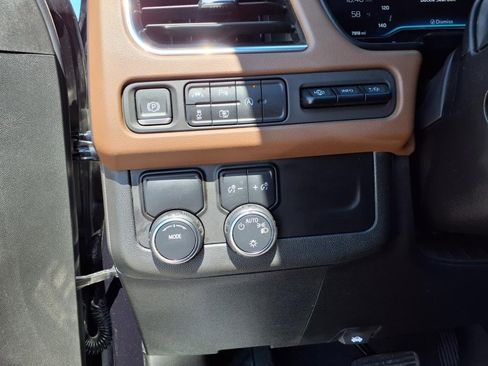 Used 2024 Chevrolet Suburban High Country image 23