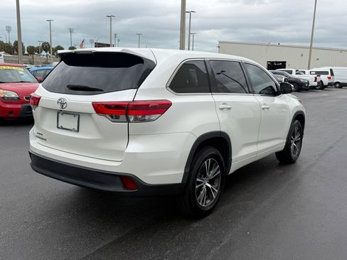 Used 2017 Toyota Highlander LE image 8