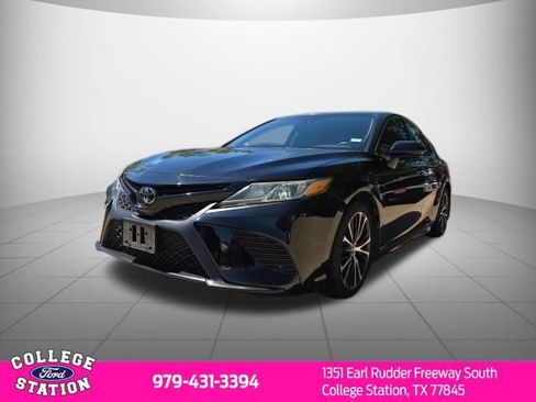 Used 2018 Toyota Camry SE image 3