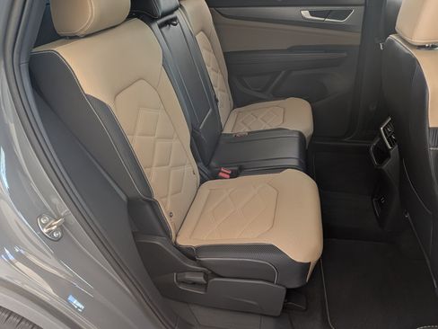 Used 2024 Volkswagen Atlas Cross Sport SE w/ Panoramic Sunroof Package image 18