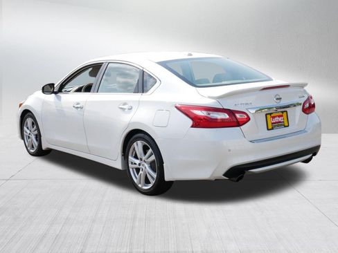 Used 2017 Nissan Altima 3.5 SL w/ 3.5SL Technology Package FWD image 5