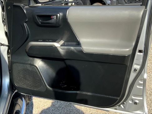 Used 2017 Toyota Tacoma SR5 w/ Tow Package RWD image 22