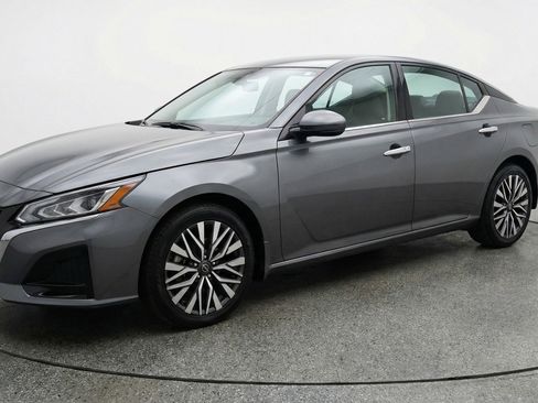 Used 2025 Nissan Altima 2.5 SV FWD image 3