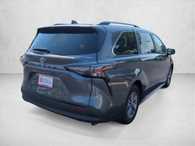 Used 2025 Toyota Sienna XLE FWD image 5
