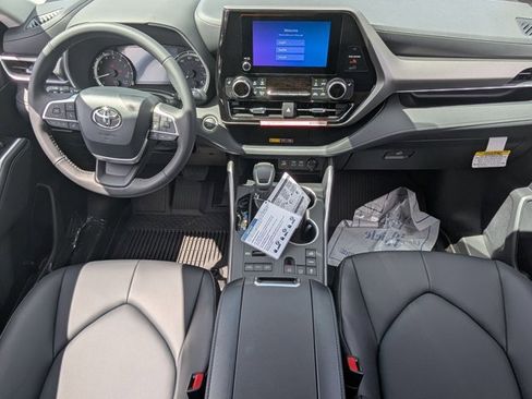 New 2026 Toyota Highlander XLE image 13