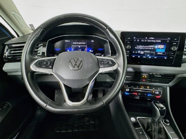 Used 2025 Volkswagen Jetta SE FWD image 10