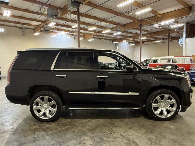 Used 2018 Cadillac Escalade Luxury AWD/4WD image 8