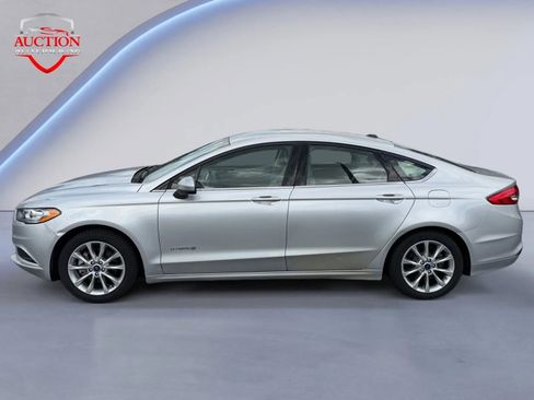 Used 2017 Ford Fusion SE image 2