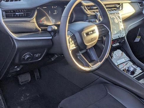 New 2025 Jeep Grand Cherokee L Laredo image 3