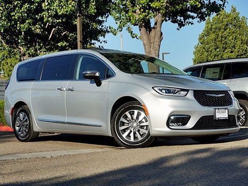 New 2023 Chrysler Pacifica Limited image 2